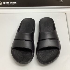 OOFOS Black Men’s Slide Sandals
